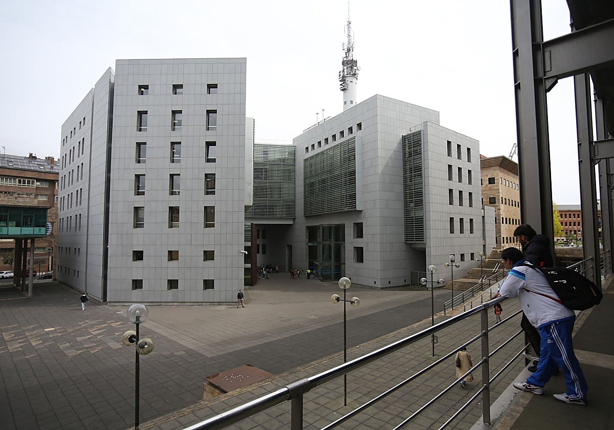 La Fiscalía pide prisión para el hombre que efectuó dos disparos en la calle en Oviedo