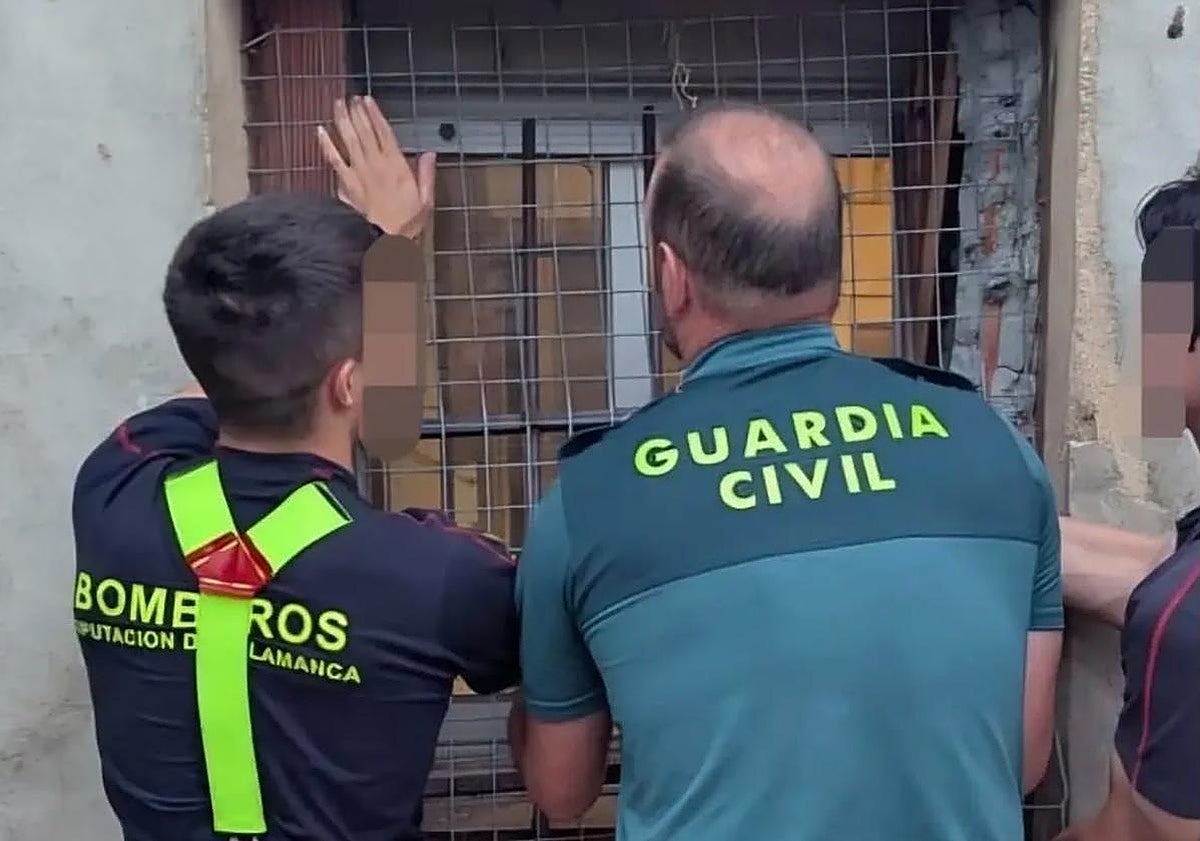 Rápida actuación de la Guardia Civil, Bomberos y servicios sanitarios salva a dos personas de avanzada edad en La Fuente de San Esteban