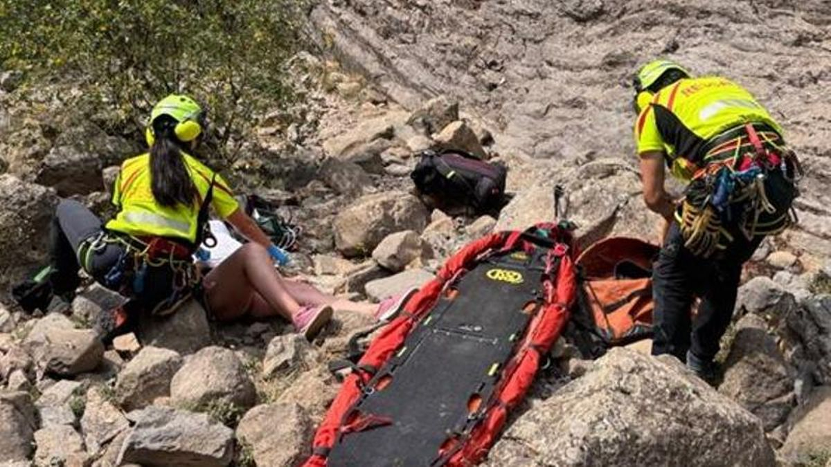 Rescatada en helicóptero una montañera que quedó inconsciente tras una caída en Carrocera.