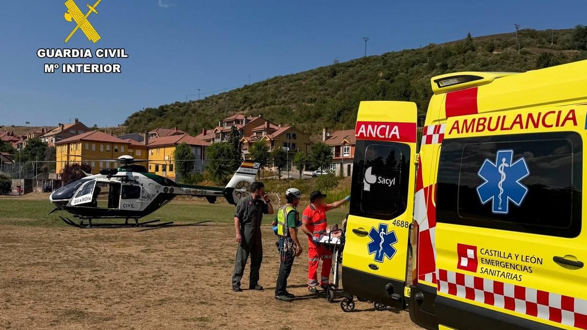La montañera herida tras su traslado en el helicóptero de la Guardia Civil y su paso a ambulancia en Riaño.