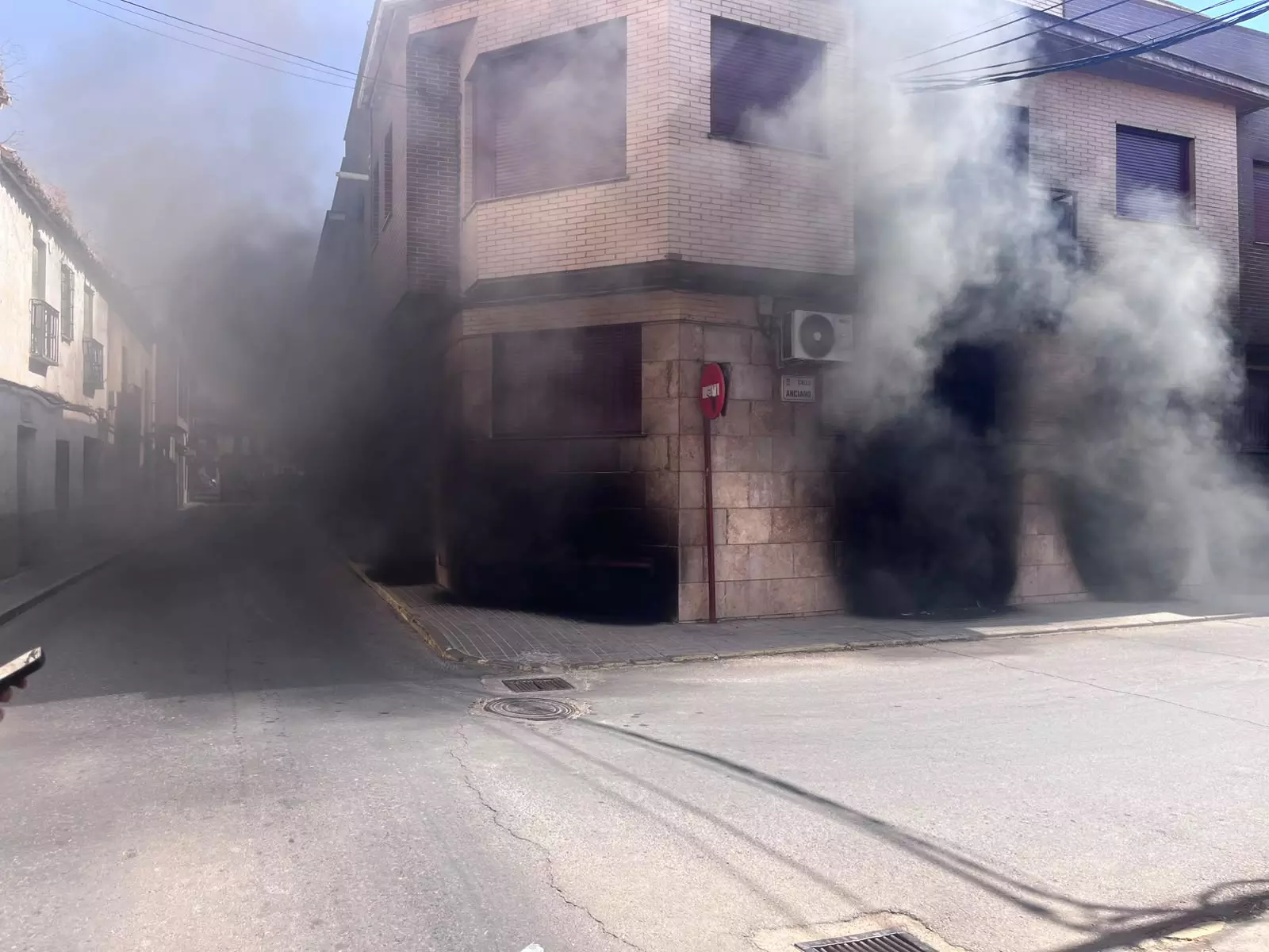 Los bomberos rescatan a un vecino de la calle Granada de Malagón en el incendio de un garaje
