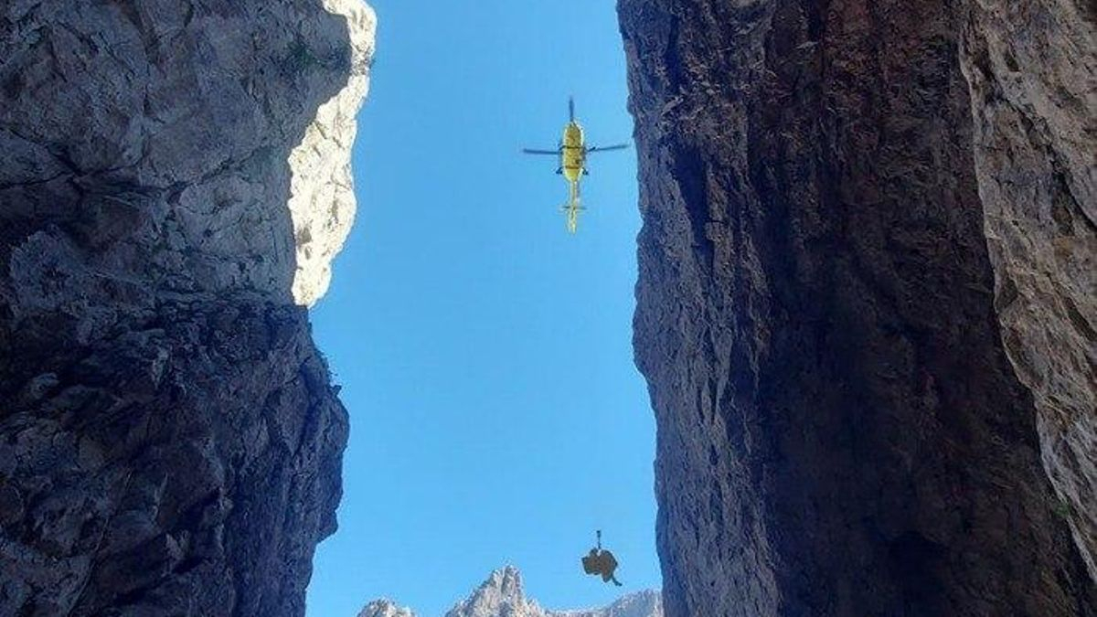 Rescate en helicóptero en un punto de difícil acceso de la vertiente leonesa de Picos de Europa.