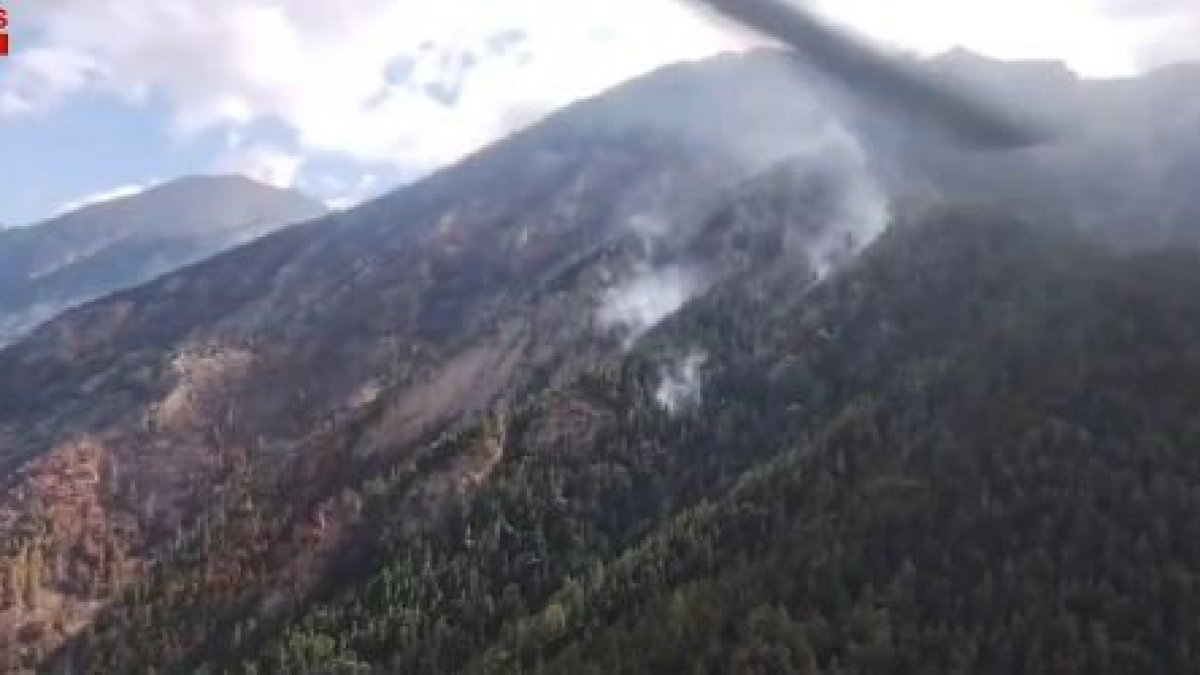 La inestabilidad meteorológica complica las tareas de extinción del incendio de Senet
