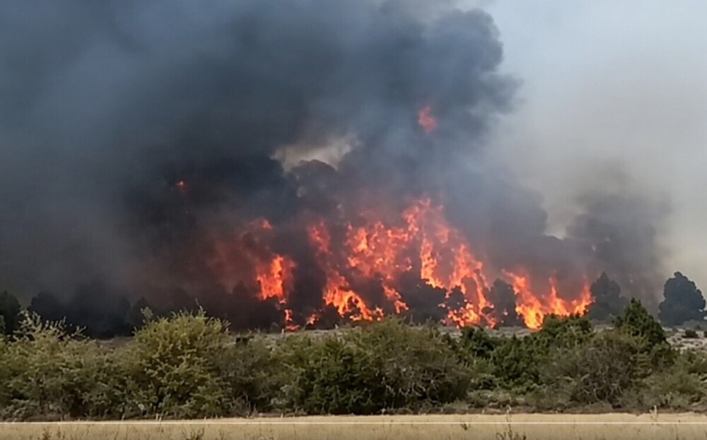 Un incendio obliga a confinar a la población de El Pozuelo
