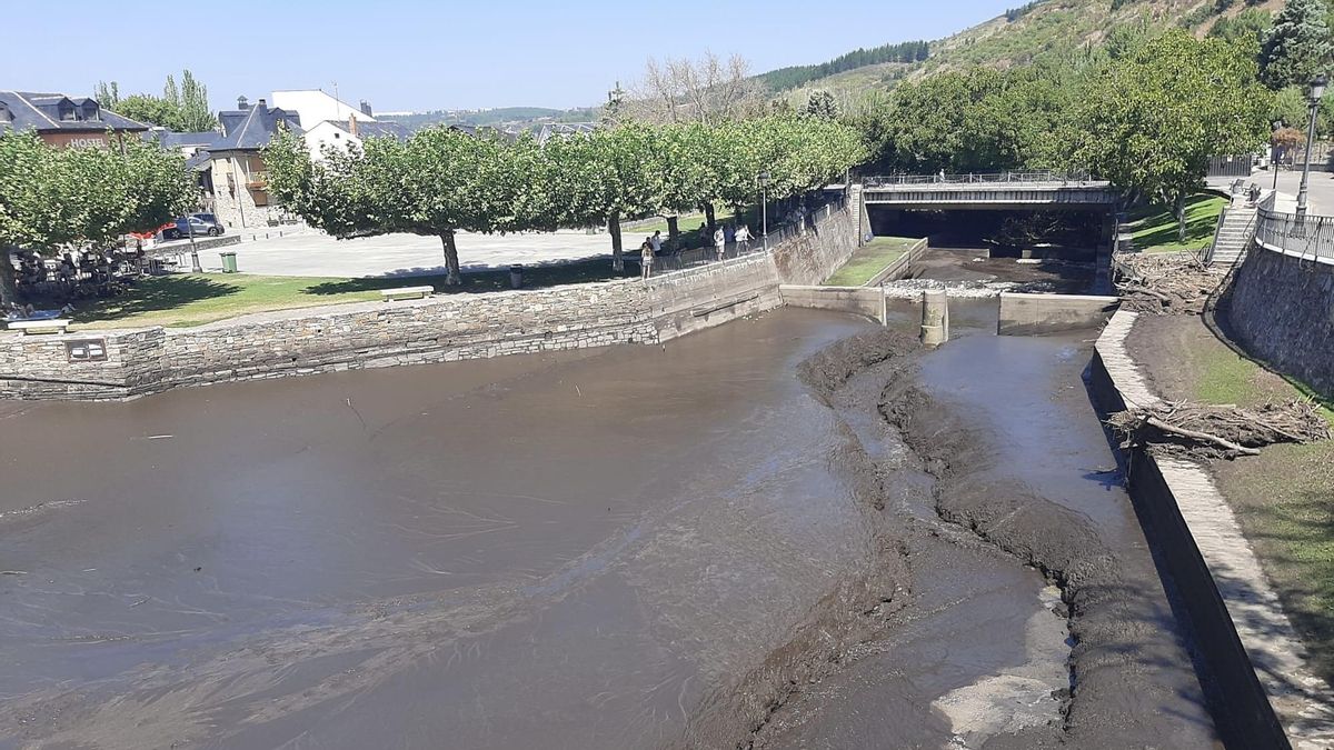 Las tormentas arrastran hasta Molinaseca dos metros de cenizas de los incendios y tiñen de negro el río Meruelo.