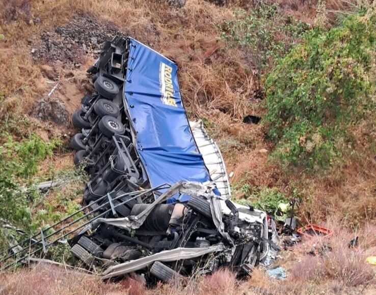 Así fue el accidente en el que murió el conductor de un camión que cayó por un puente en Cala