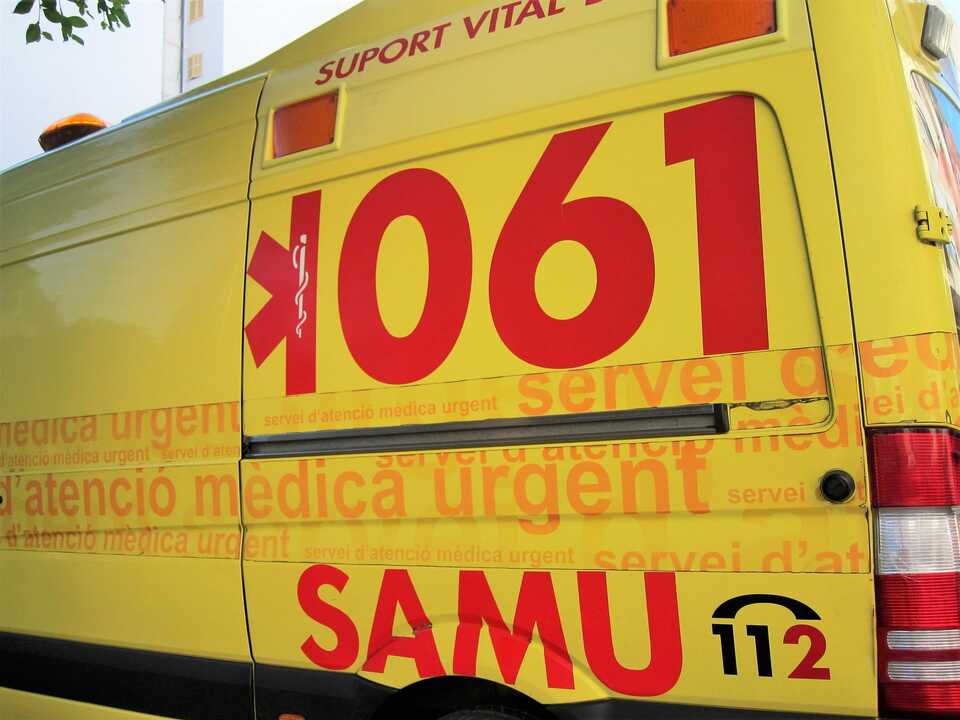 Muere un hombre al caerle encima una farola derribada por un autobús
