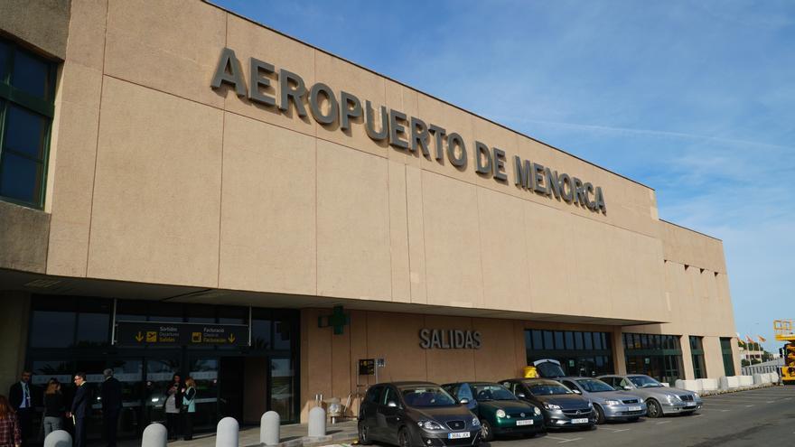 Fallece un joven tras ser arrollado por un taxi cuando estaba tumbado en la carretera junto al aeropuerto de Menorca