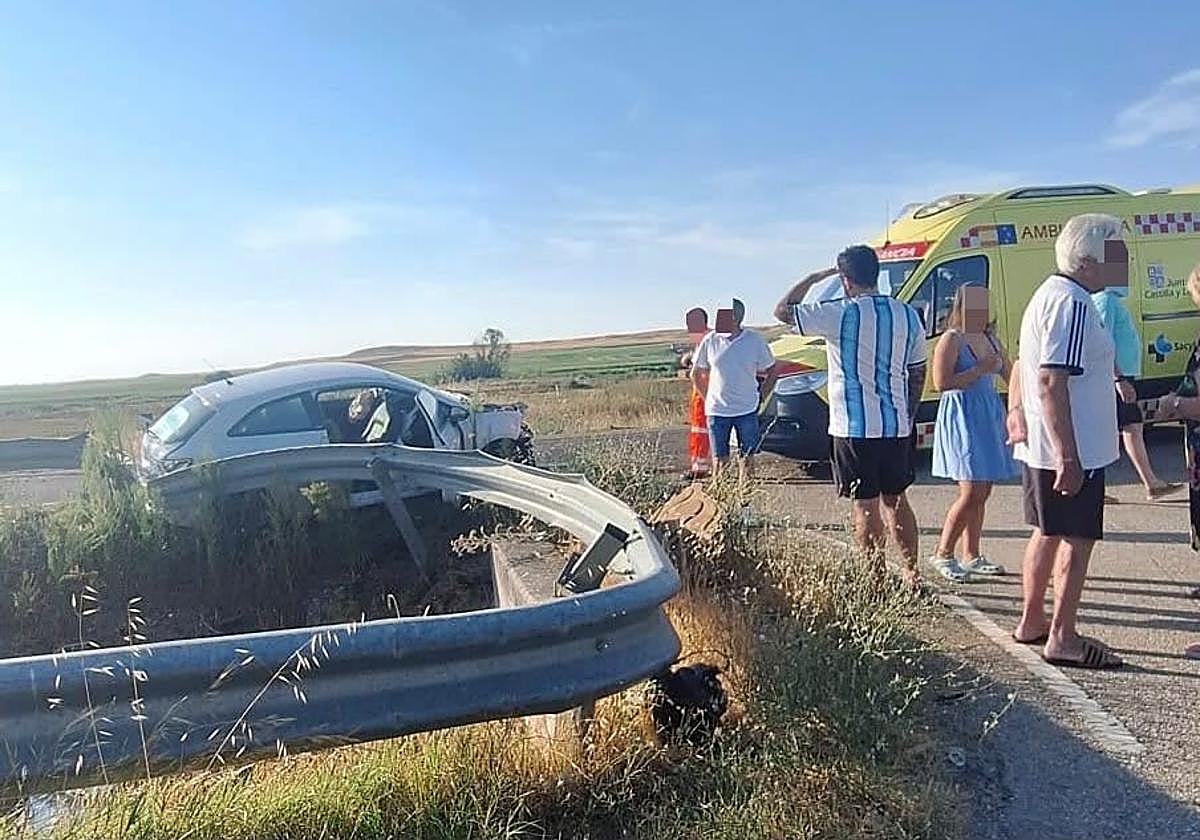 Tres heridos y un coche al borde de una acequia en Salamanca tras un choque en una carretera secundaria