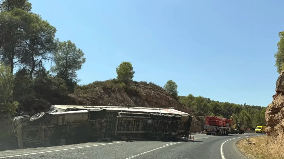 Cortada varias horas la C-12 en Maials por el vuelco de un camión