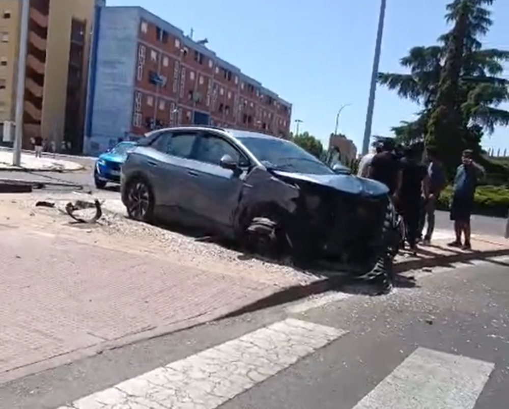Herido un conductor de VTC tras chocar contra una farola