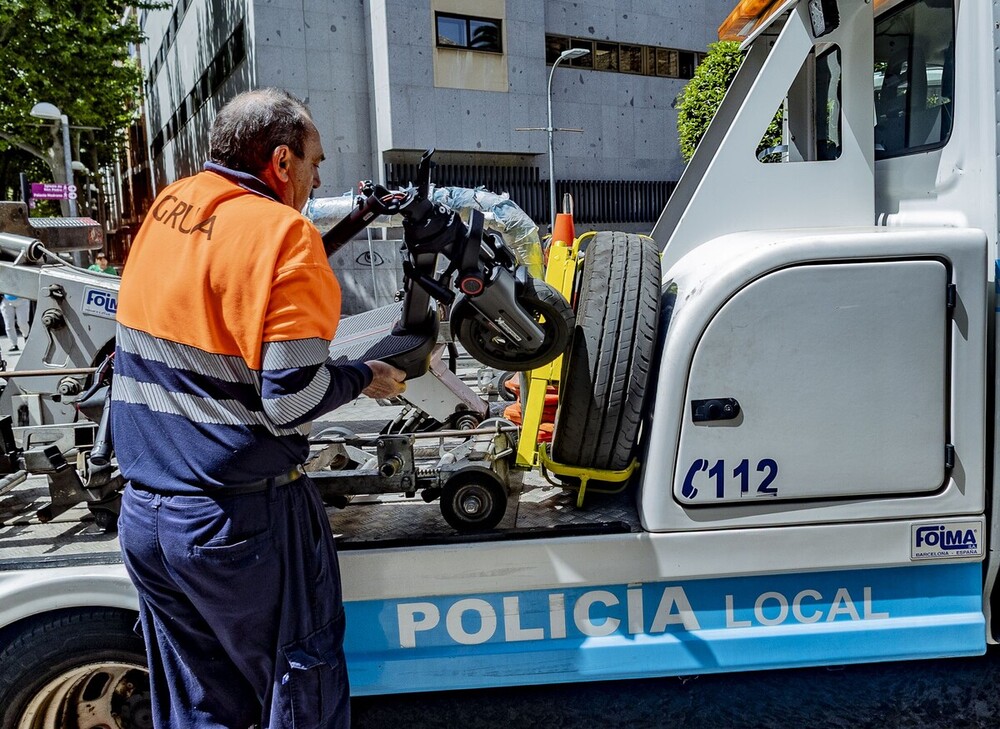 Un conductor de patinete circula ebrio