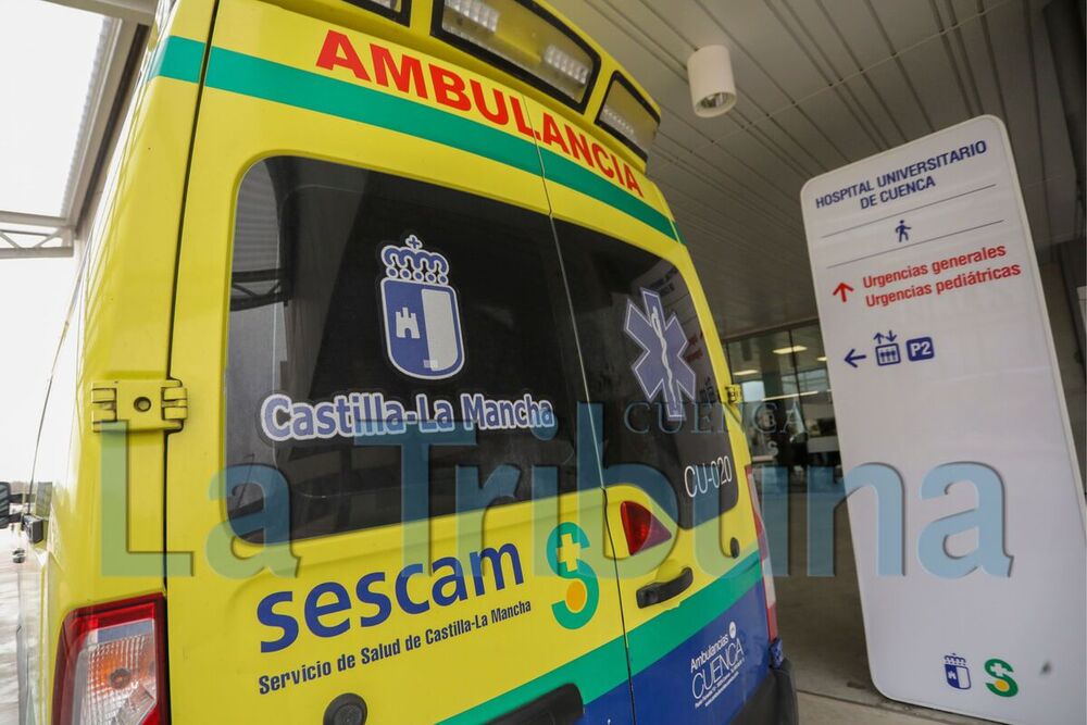 Trasladado al hospital tras caer desde el tejado de su casa