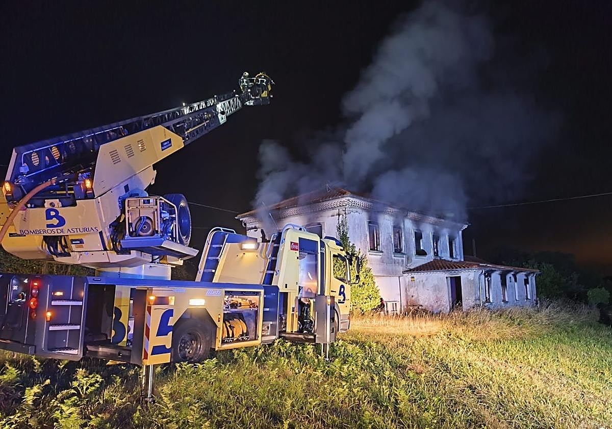 Un incendio de madrugada calcina una casa de dos plantas en Gozón
