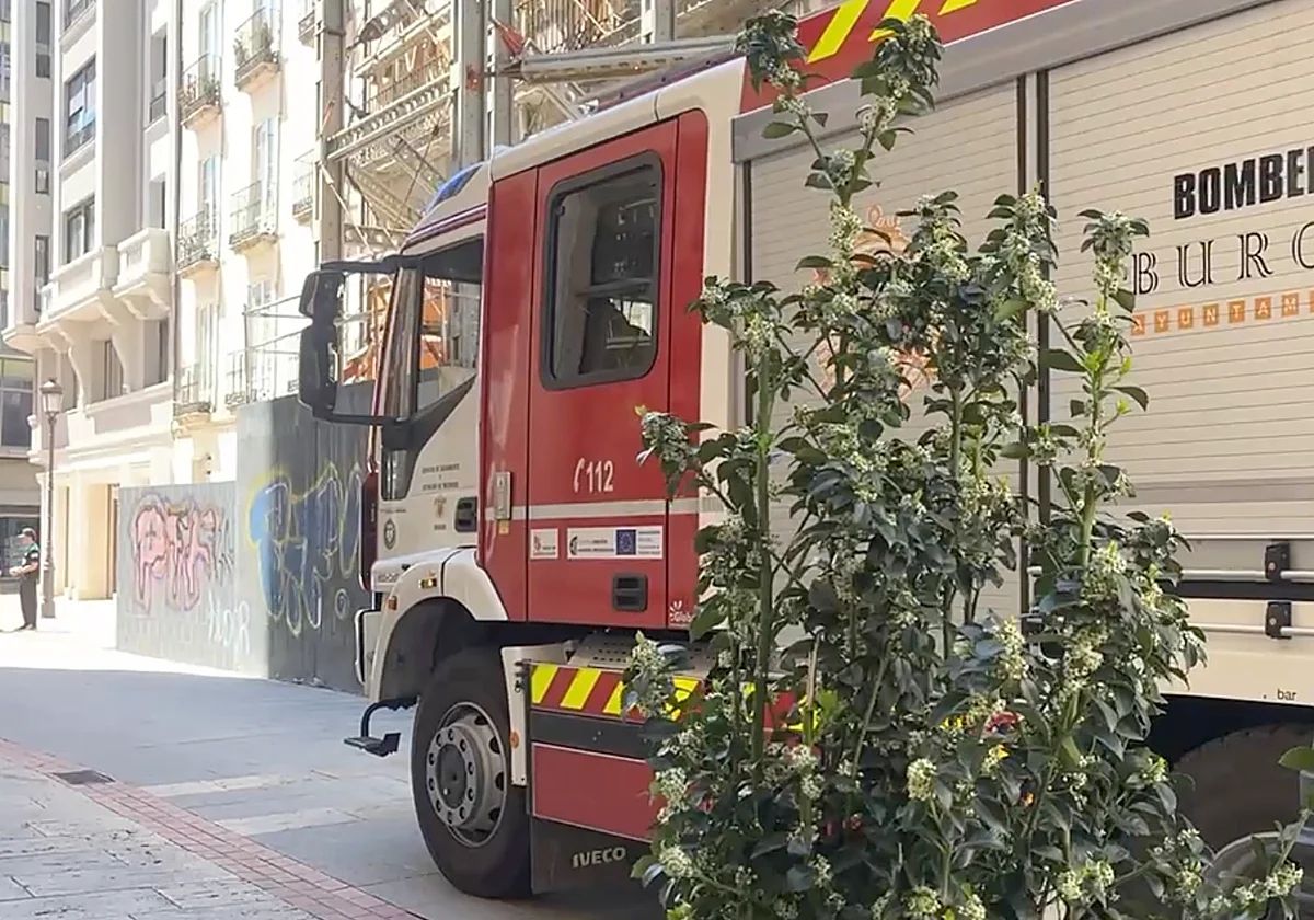 Arde un vehículo de la limpieza municipal en pleno Paseo de la Isla en Burgos