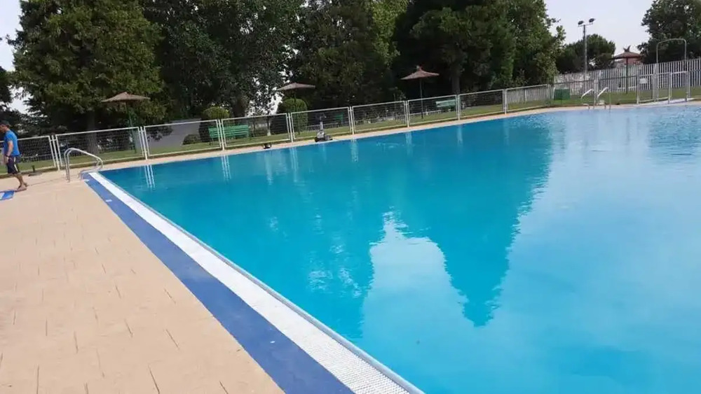 Denuncian un pinchazo de una niña en la piscina municipal