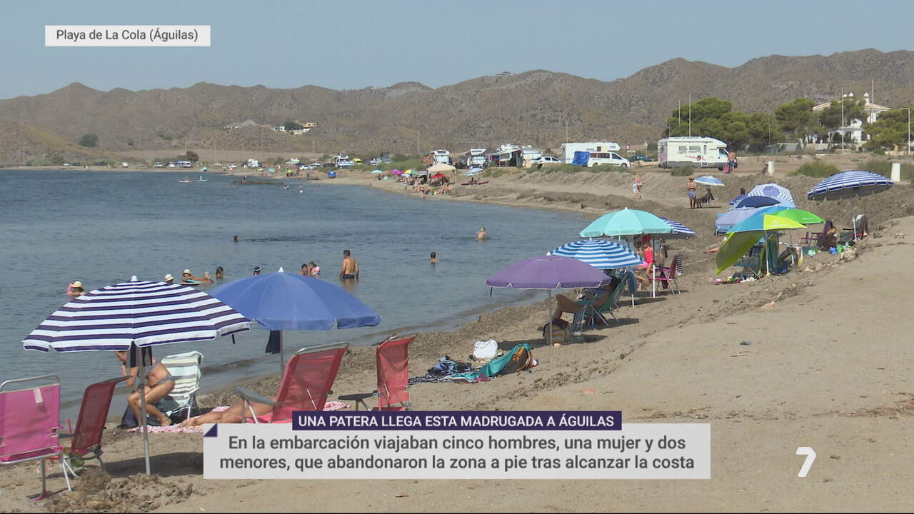 Una patera con ocho personas llega de madrugada a la costa de Águilas