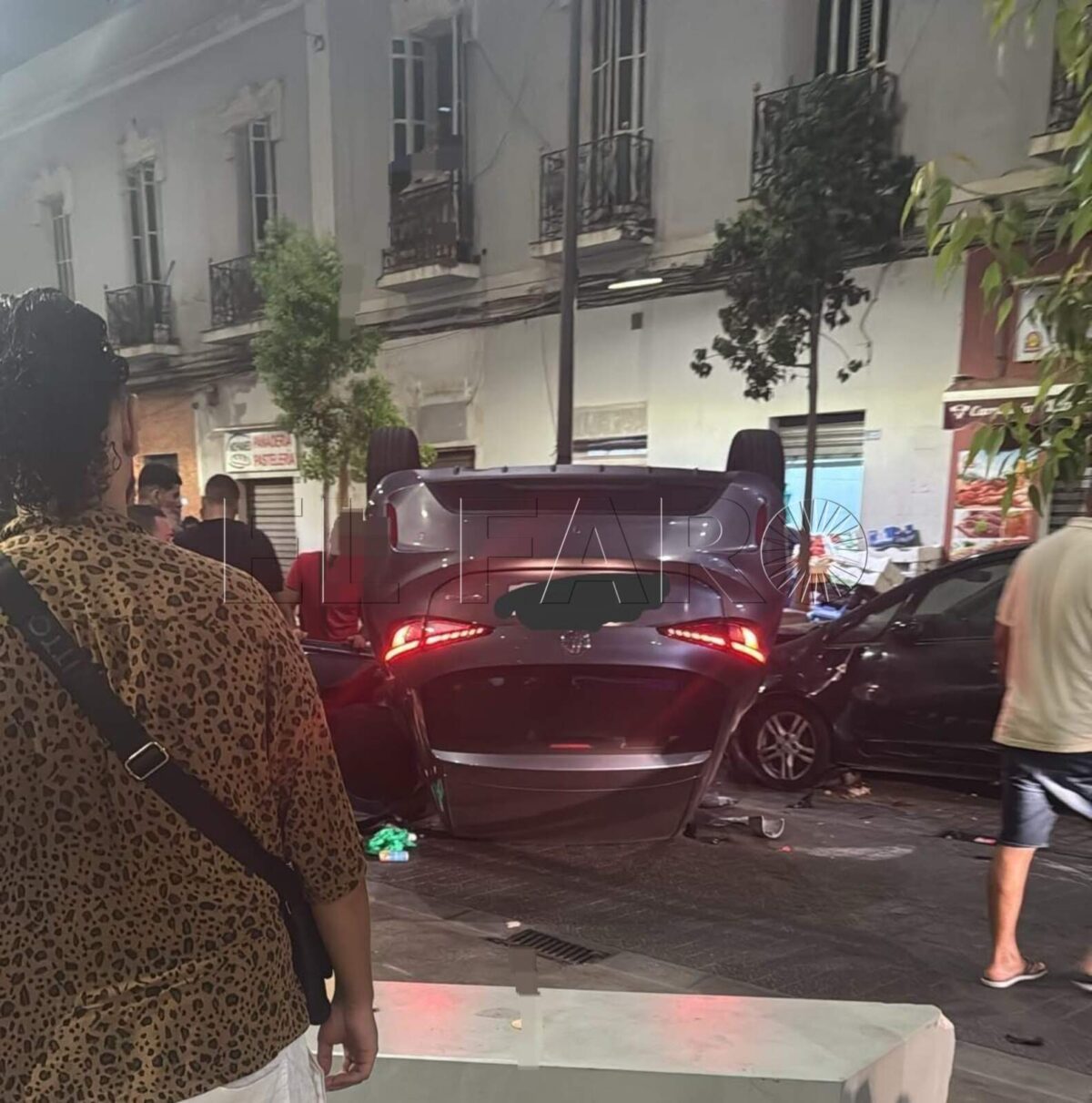 Aparatoso accidente en el Rastro deja un vehículo volcado y conductor a la fuga