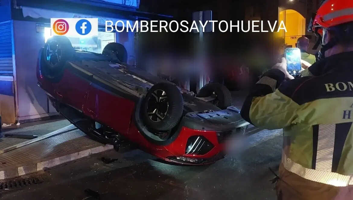 Vehículo volcado tras el accidente.