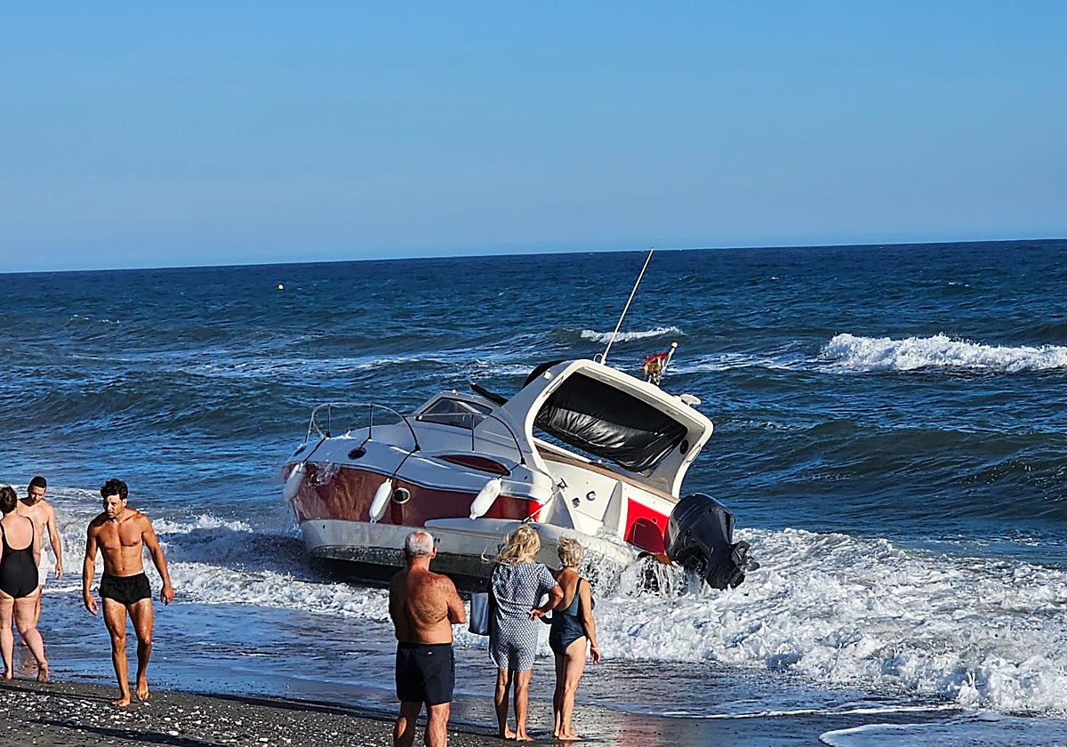 Un yate de ocho metros queda varado en la playa de Ferrara por el fuerte oleaje en Torrox