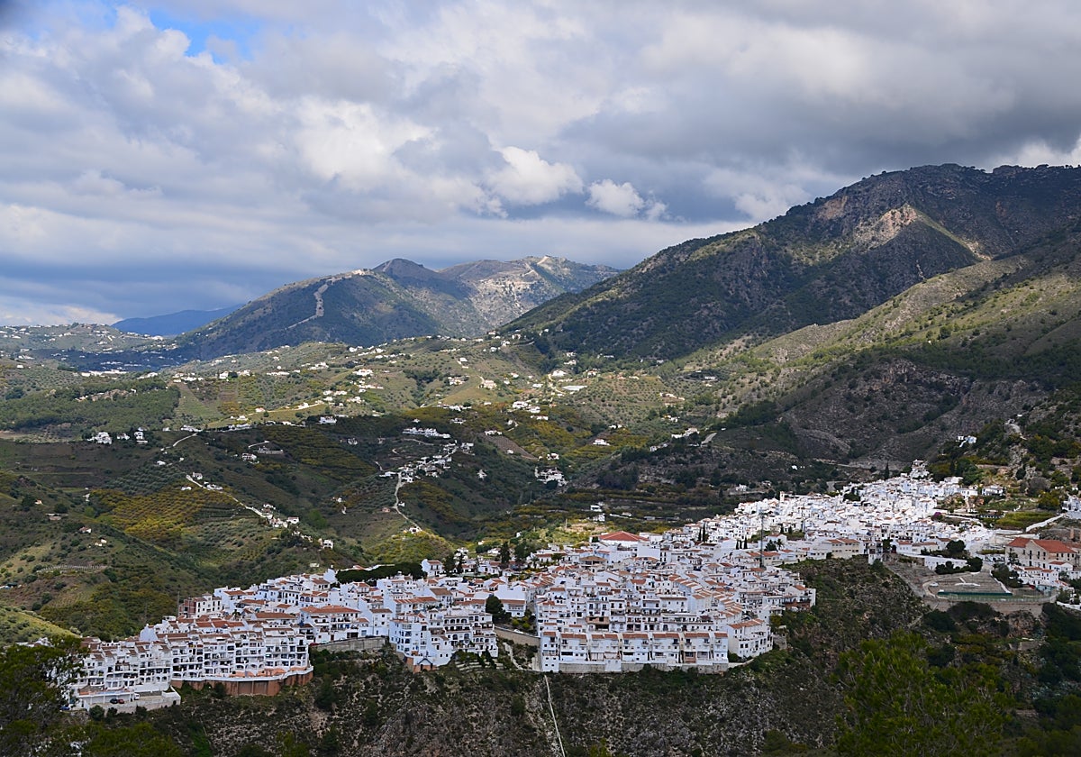 Salvan a un turista británico de 61 años tras sufrir un infarto en una casa rural de Frigiliana