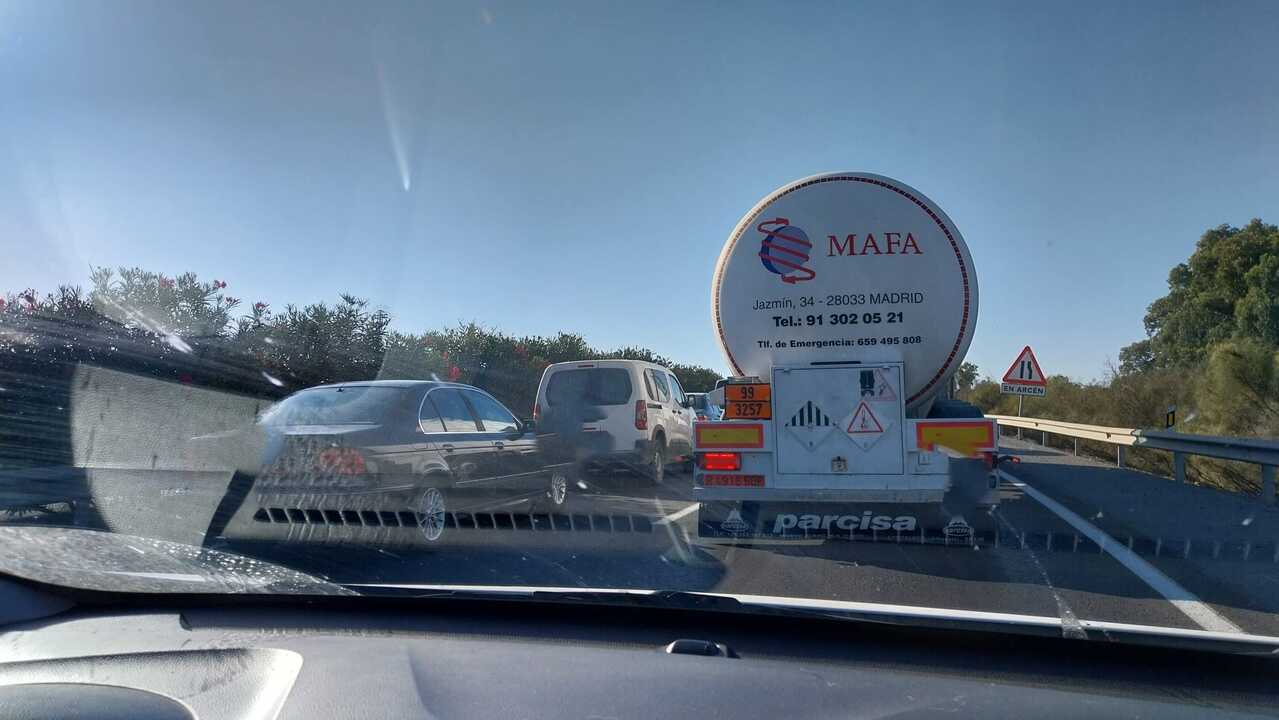 Tráfico: Un accidente provoca una gran retención de vehículos en el Puente de Colón en sentido a Huelva