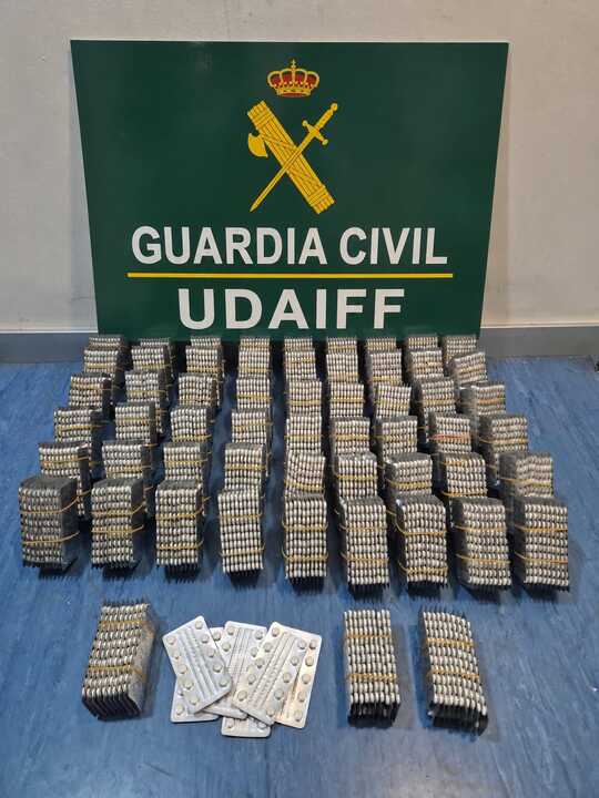 Pastillas encontradas en la maleta del detenido