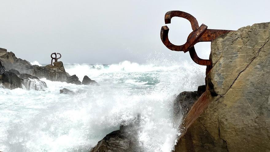 Rescatan a un hombre en el mar en la zona del Peine del Viento