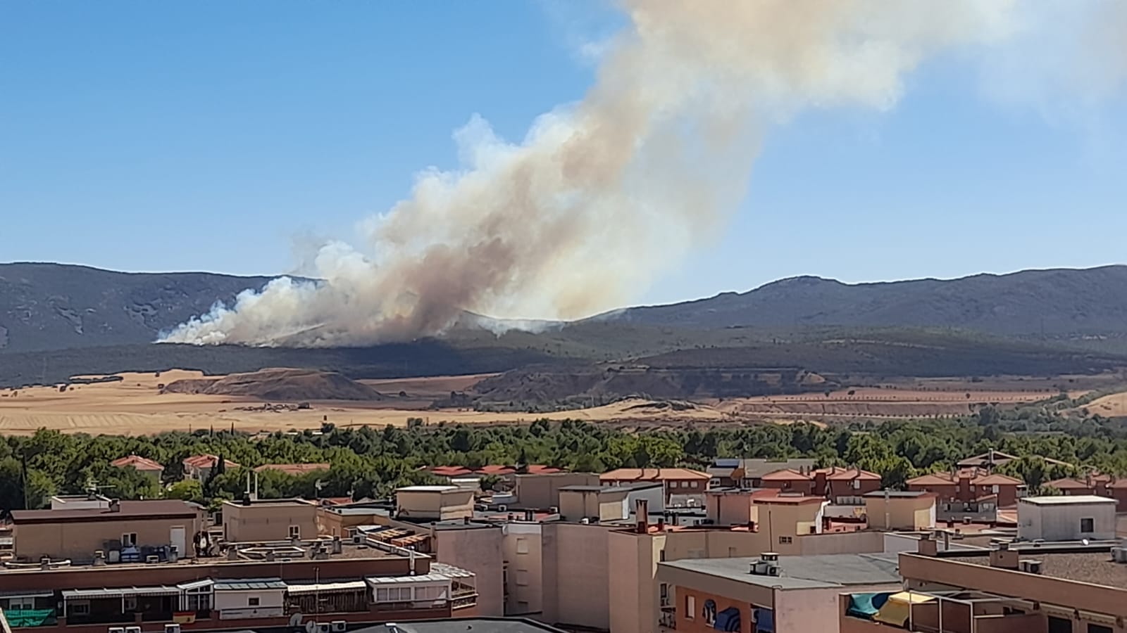 Declarado un importante incendio en la Dehesa Boyal de Puertollano que moviliza a 19 medios y 76 personas