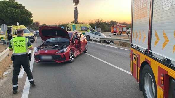 Imágenes: Así quedaron los dos coches tras el grave accidente que dejó cuatro heridos en Bollullos