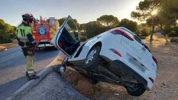Así ha quedado un coche tras un accidente en la HU-3110 frente al INTA