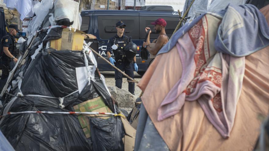 Tres detenidos en la playa del Trampolín de Ceuta por la presunta retención de dos niñas migrantes