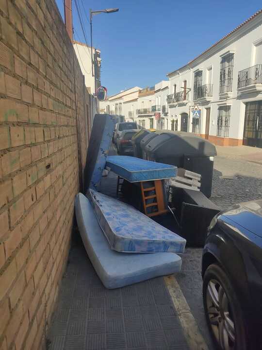 Indignación en Moguer por la basura. Fuente: Facebook Ayto. Moguer