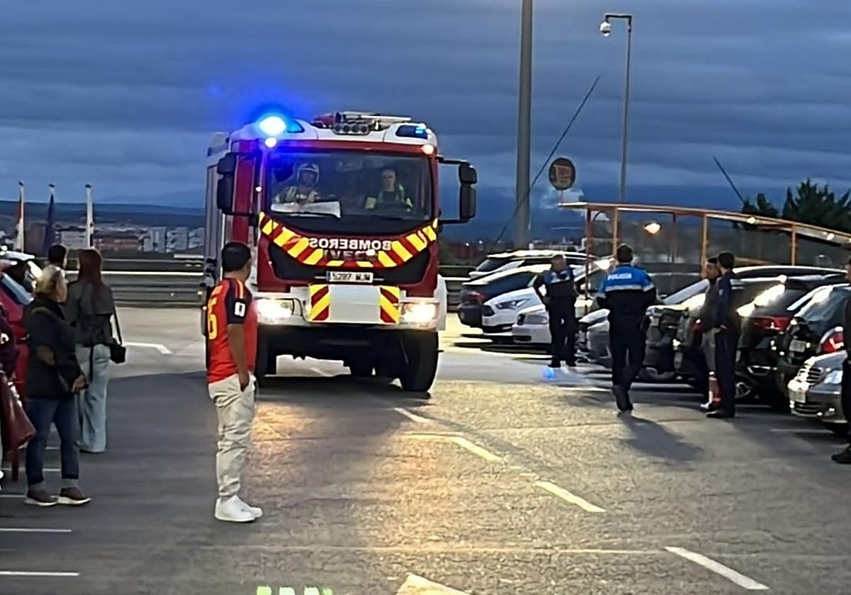 Incendio de un vehículo en el centro comercial El Mirador de Burgos genera susto entre los clientes.