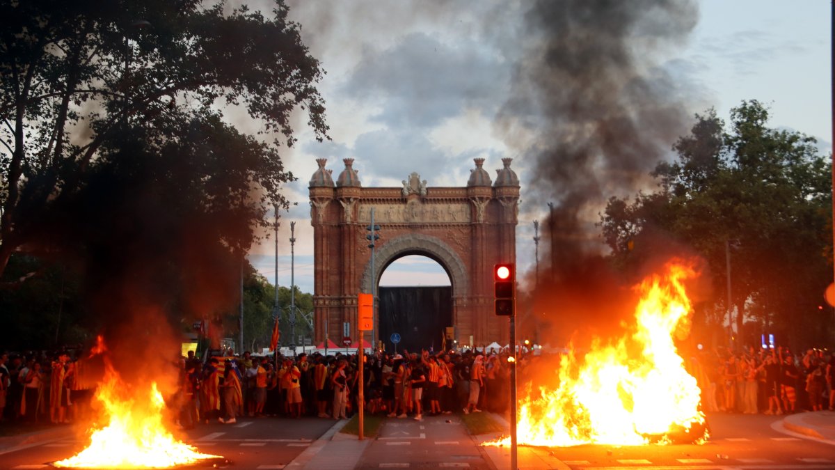 18 detenidos, 10 de ellos menores, en los disturbios tras la manifestación antifascista en Barcelona