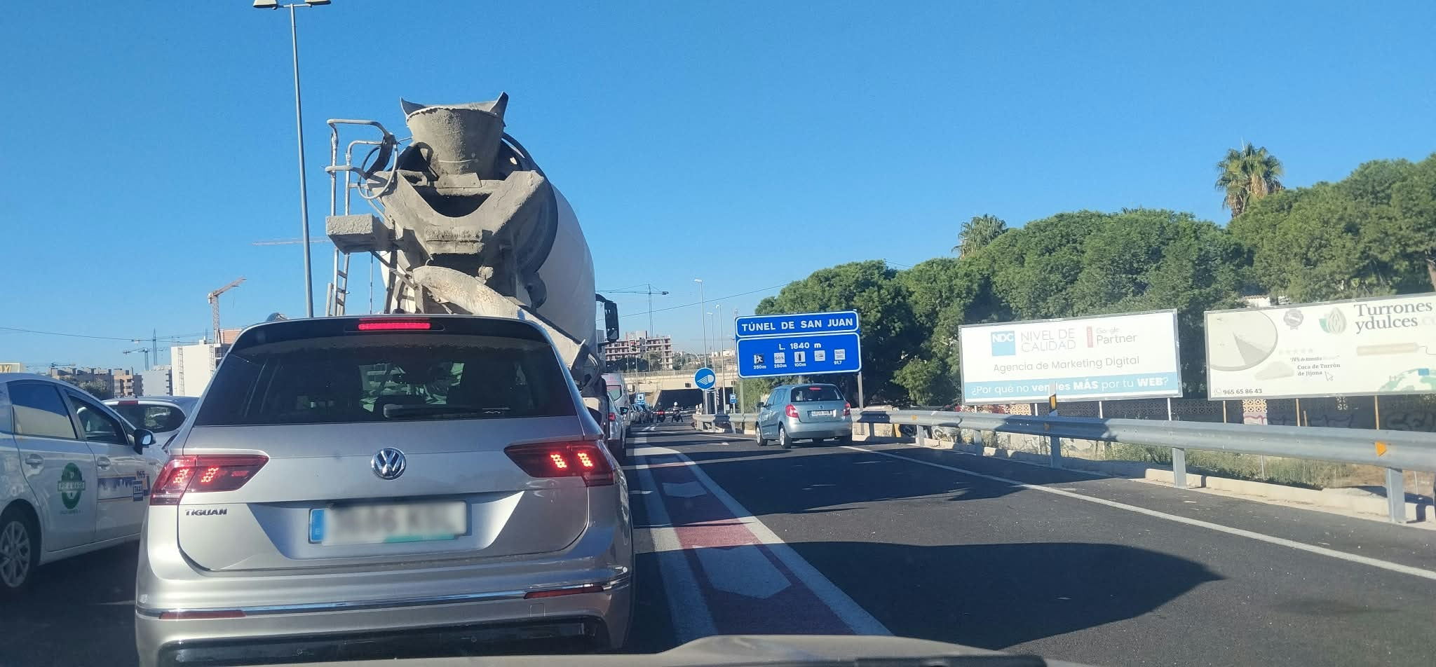 Un accidente obliga a cerrar el túnel de San Juan en la A-70 y deja retenciones kilométricas
