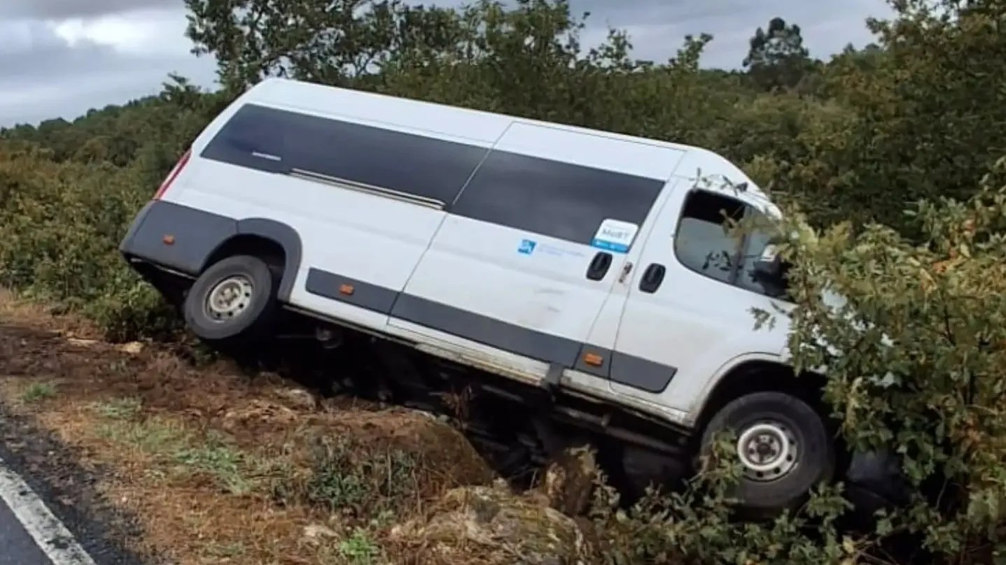 Accidente de minibús en Allariz deja a una persona herida tras salirse de la vía y volcar