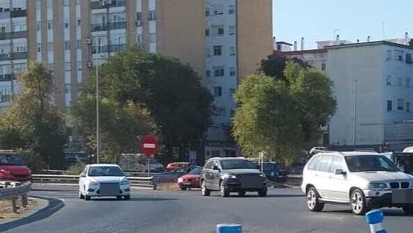 Un accidente en la rotonda de La Orden entre un autobús y un coche provoca caos en el tráfico