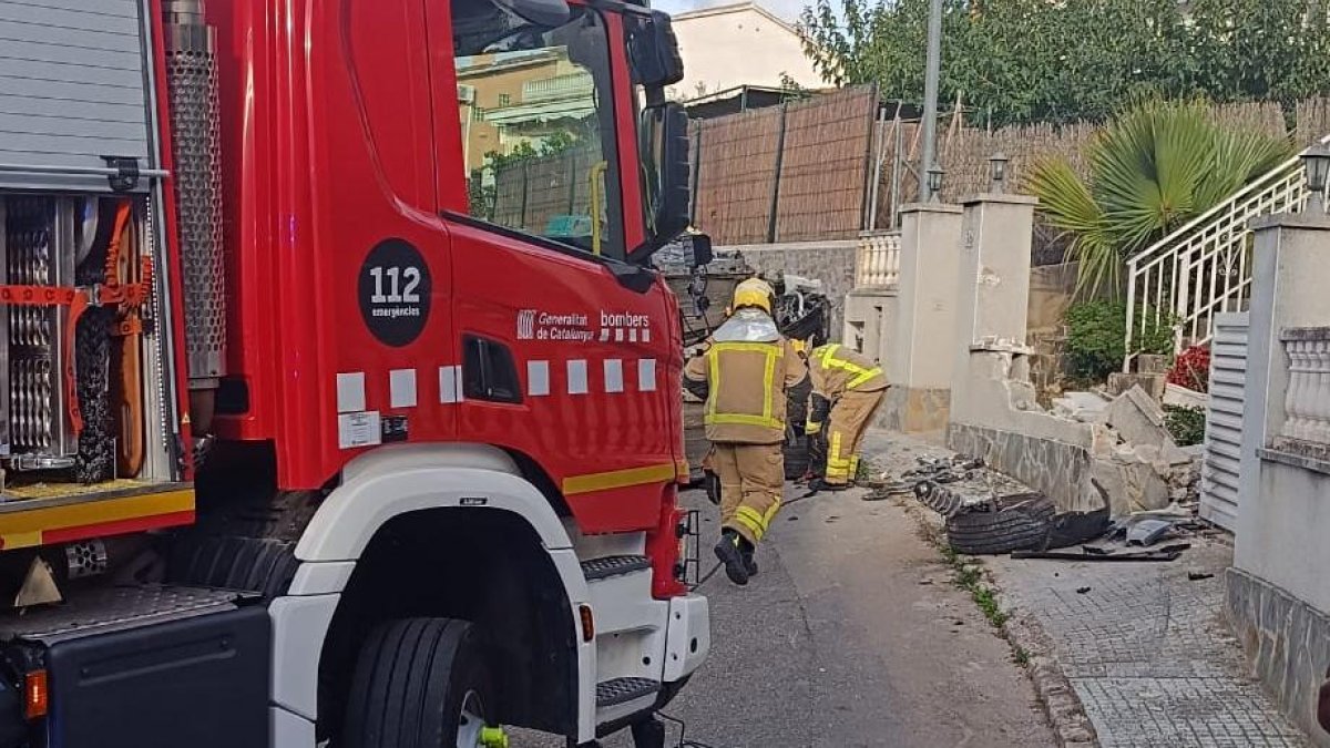 Un coche impacta contra un muro y acaba volcado en La Bisbal del Penedès: dos personas heridas
