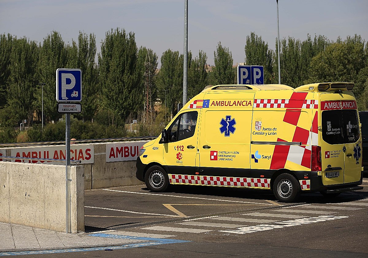 Trasladada al hospital una mujer tras chocar su bicicleta contra un turismo en Salamanca