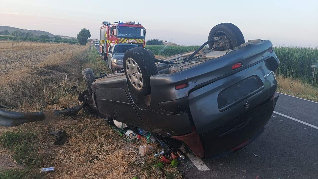 Un aparatoso accidente en un pueblo de Navarra acaba con un herido y su vehículo volcado sobre la carretera