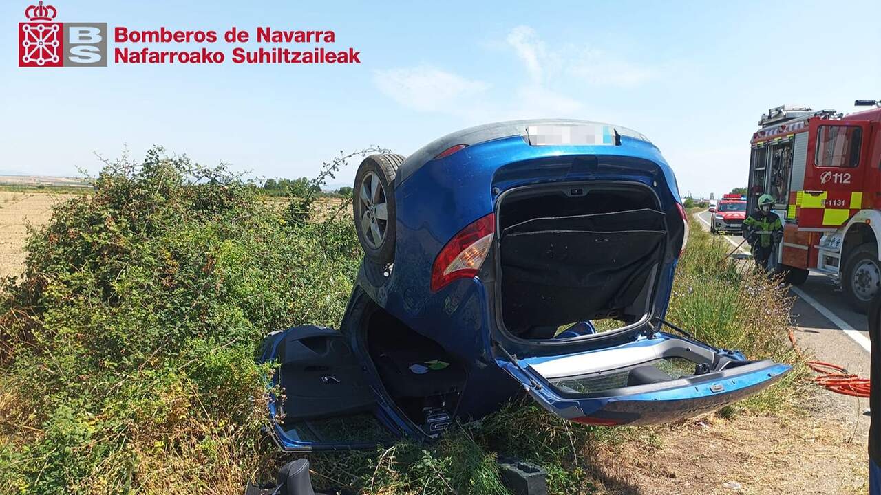 Un aparatoso vuelco de un coche en Marcilla deja herida a una mujer de 41 años y obliga a movilizar dos ambulancias