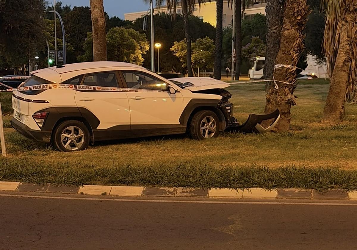 ACCIDENTE COCHE ALICANTE | Un coche se empotra contra una palmera en la rotonda del campo de golf de Alicante