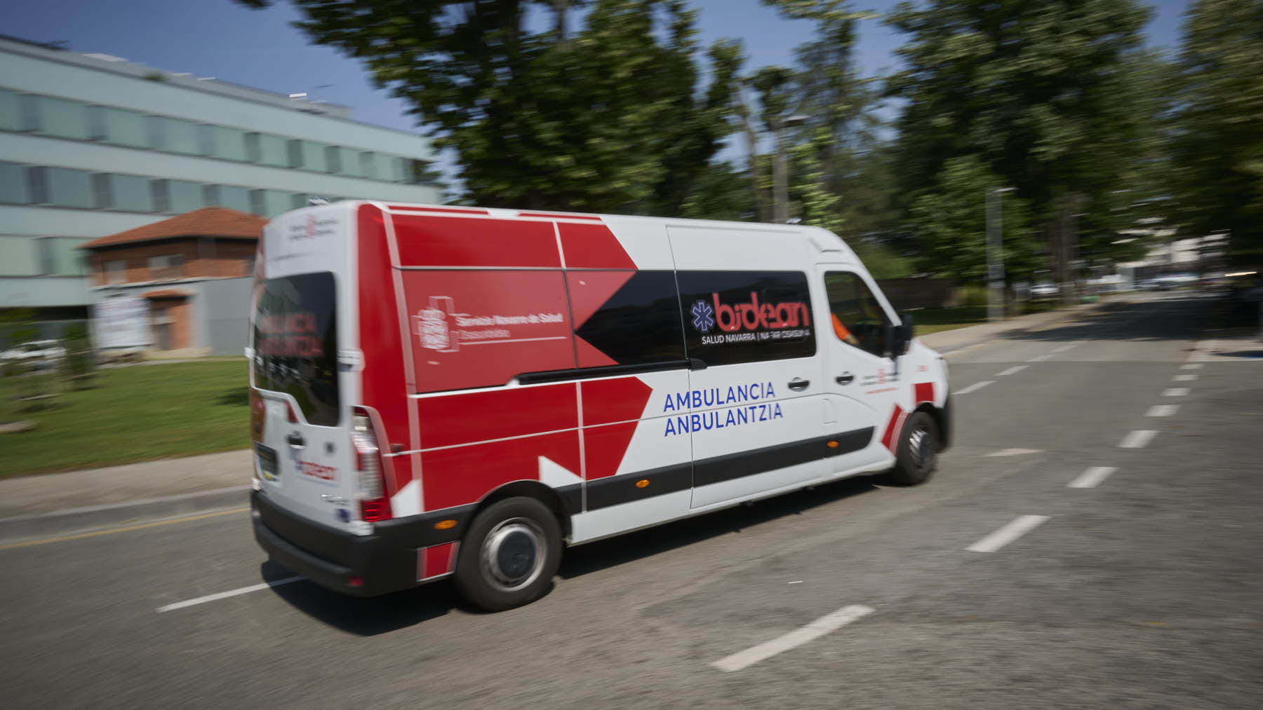 Cuatro personas heridas y trasladadas al hospital tras embestir un coche a otro en la Autopista de Navarra