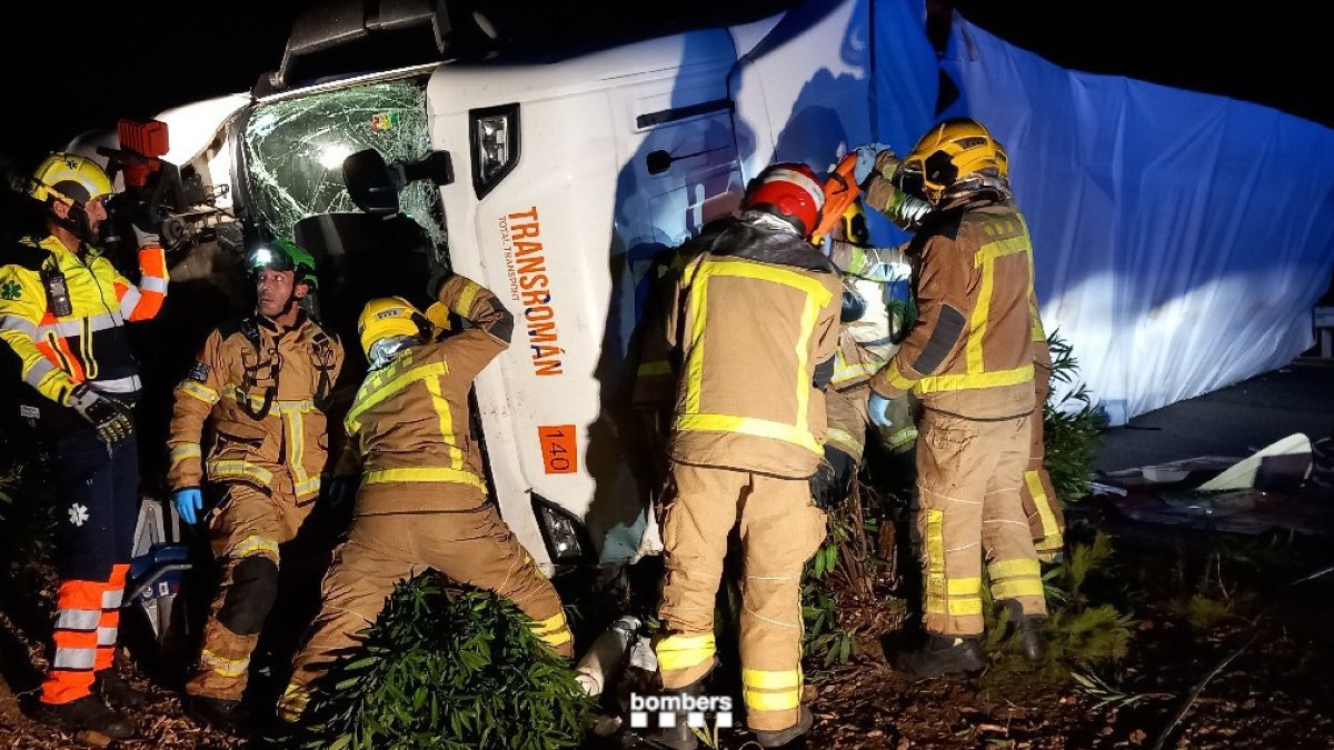 Accidente en la AP-7: Un hombre en estado crítico tras volcar un camión en Vandellòs