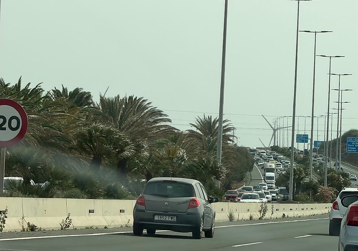 Un accidente entre dos vehículos colapsa la GC-1 en dirección a Las Palmas de Gran Canaria