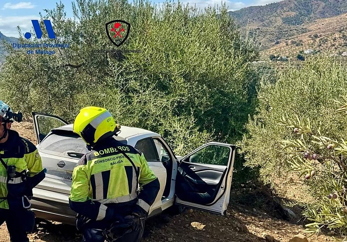 Dos heridos en Álora tras salirse su coche de la vía y caer por un terraplén
