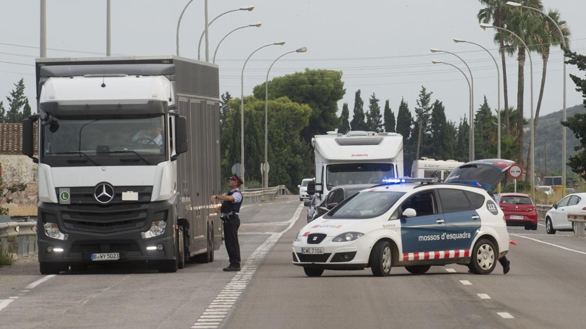 Un camión se atraviesa en la N-340 y bloquea la carretera en ambos sentidos en Amposta