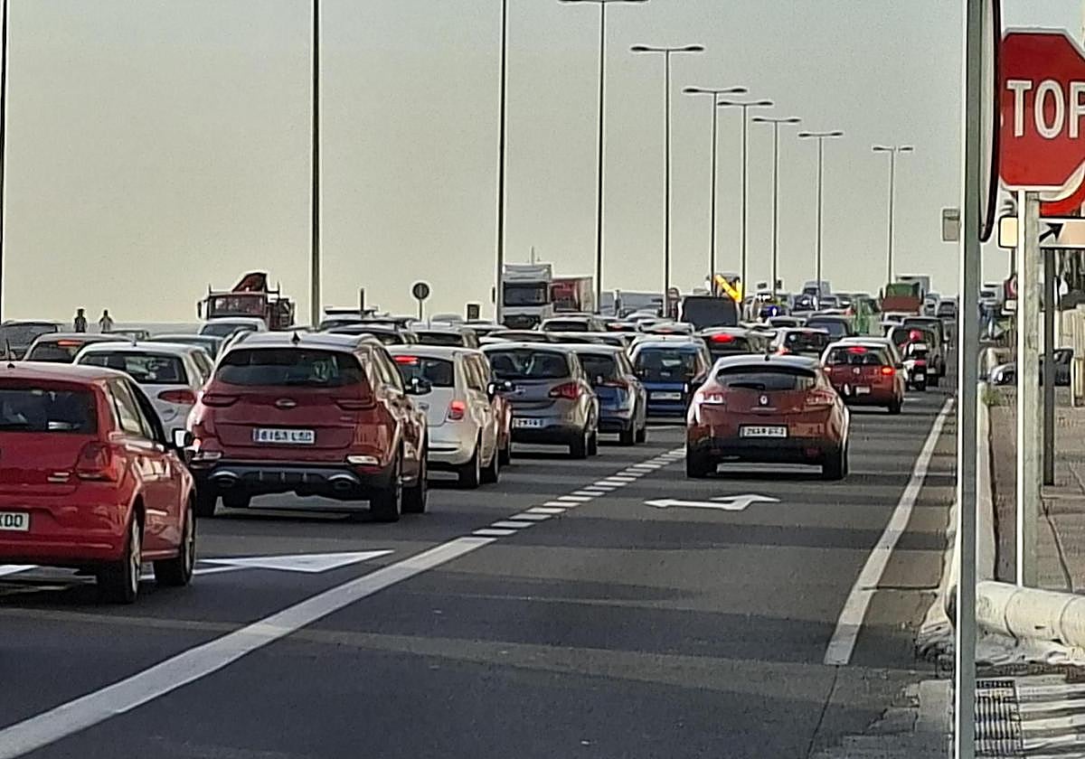 Un accidente entre un coche y una moto genera un atasco kilométrico en la Avenida Marítima sentido sur