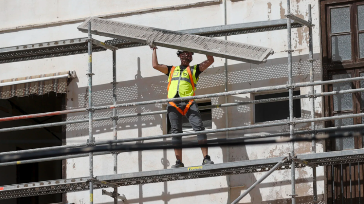 Accidente laboral en El Vendrell: un trabajador cae de un andamio de hasta cuatro metros en la calle Carboners